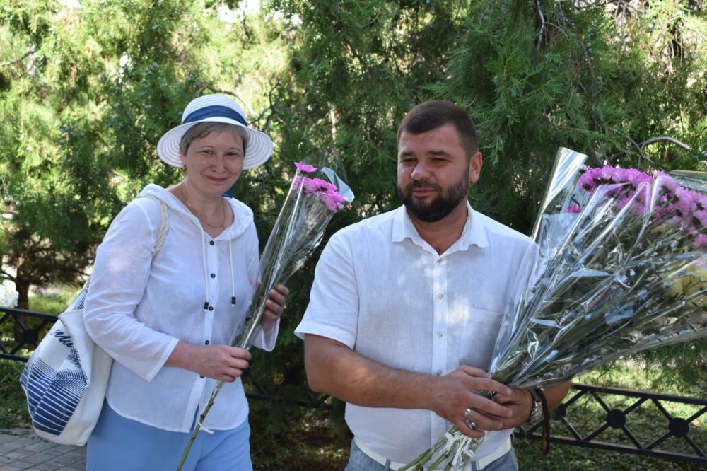 Галина Огнёва: Сегодня, в День семьи, любви и верности, в нашем городе состоялась прекрасная праздничная акция – сотрудники Администрации дарили цветы семьям, которых встретили ранним утром на Центральной набережной Галина Огнёва: Сегодня, в День семьи, любви и верности, в нашем городе состоялась прекрасная праздничная акция – сотрудники Администрации дарили цветы семьям, которых встретили ранним утром на Центральной набережной