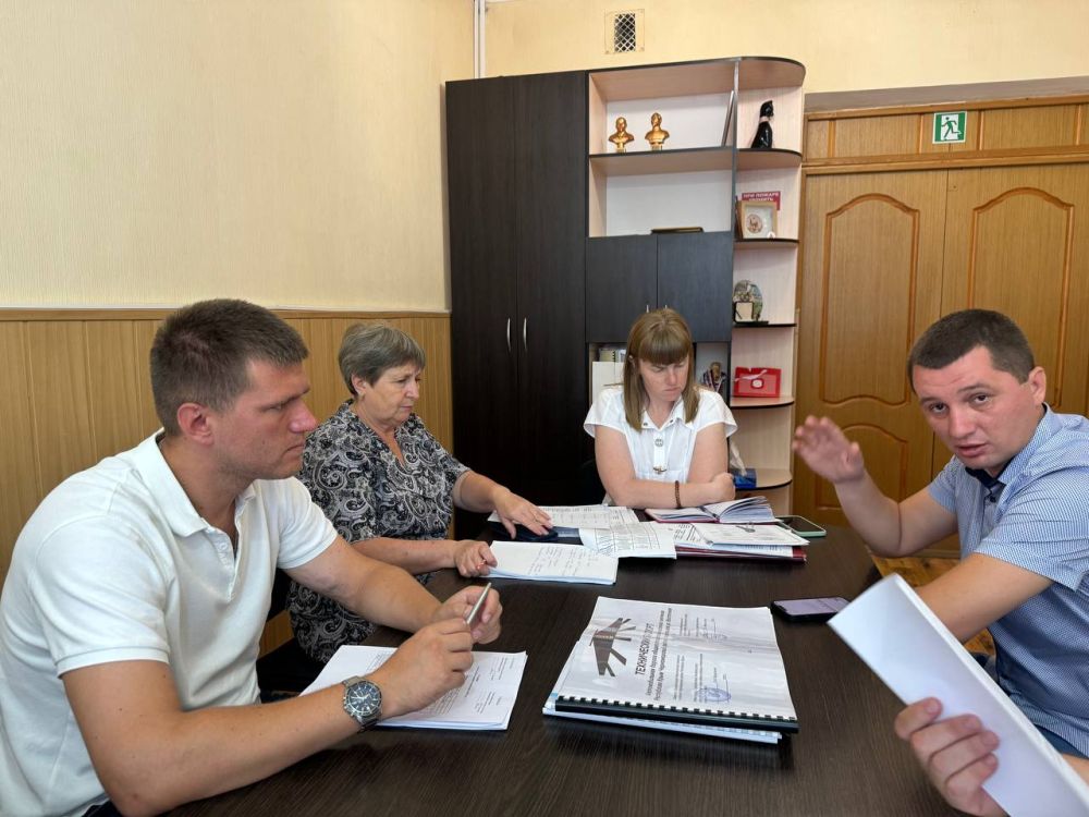 Александр Дудинов: Еженедельно утро понедельника начинается с совещания по текущим вопросам и постановки задач на ближайший период Александр Дудинов: Еженедельно утро понедельника начинается с совещания по текущим вопросам и постановки задач на ближайший период