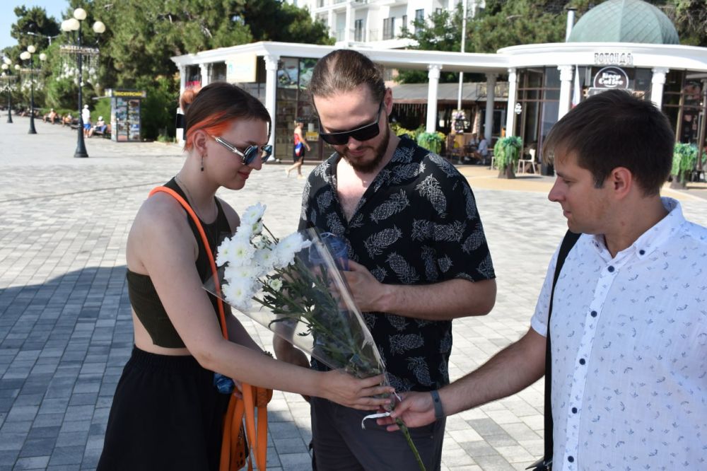 Галина Огнёва: Сегодня, в День семьи, любви и верности, в нашем городе состоялась прекрасная праздничная акция – сотрудники Администрации дарили цветы семьям, которых встретили ранним утром на Центральной набережной Галина Огнёва: Сегодня, в День семьи, любви и верности, в нашем городе состоялась прекрасная праздничная акция – сотрудники Администрации дарили цветы семьям, которых встретили ранним утром на Центральной набережной
