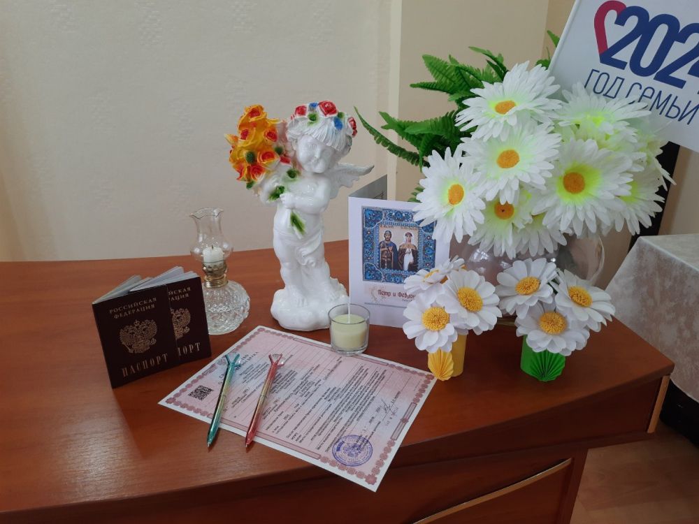 В Ленинском районном отделе ЗАГС проводили праздничное мероприятие «Крепкая семья - крепкая держава» для новобрачных Артёма Федосейкина и Тамары Ковальской, Евгения Власова и Наталии Серовой. В Ленинском районном отделе ЗАГС проводили праздничное мероприятие «Крепкая семья - крепкая держава» для новобрачных Артёма Федосейкина и Тамары Ковальской, Евгения Власова и Наталии Серовой.