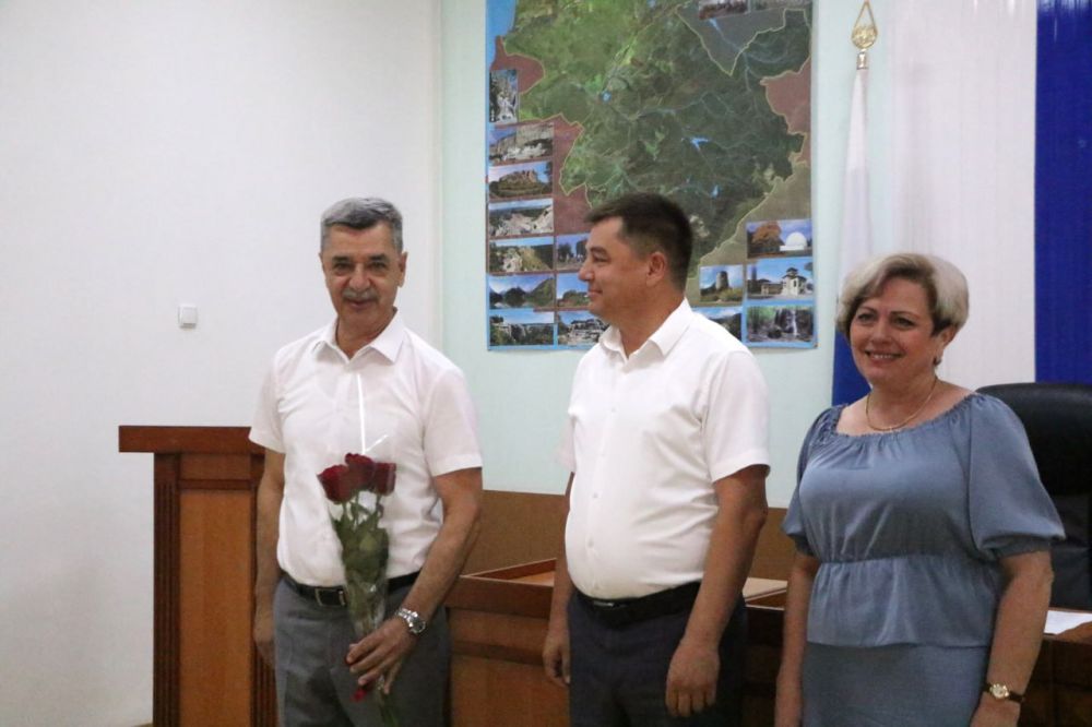 Ольга Урайкина: Перед началом аппаратного совещания поздравили Колкунову Ирину Александровну, Шабалова Александра Константиновича, Аблаева Энвера Айдеровича и Касумова Валерия Кисметовича с днем рождения Ольга Урайкина: Перед началом аппаратного совещания поздравили Колкунову Ирину Александровну, Шабалова Александра Константиновича, Аблаева Энвера Айдеровича и Касумова Валерия Кисметовича с днем рождения