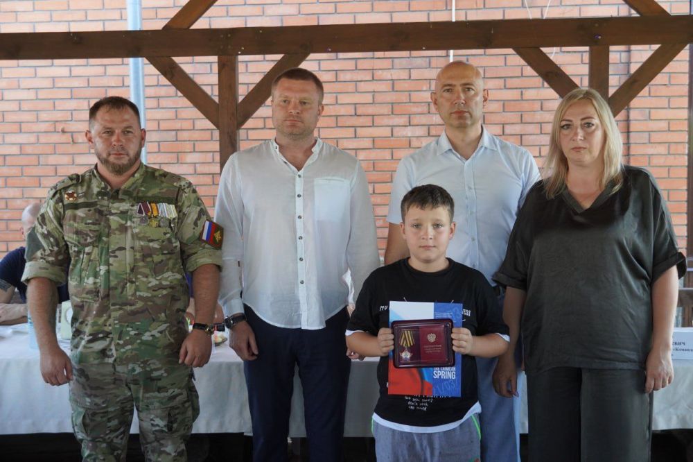 #своих_не_бросаем. Сегодня, в День семьи, любви и верности, на страусиной ферме прошёл праздник для детей и семей погибших... #своих_не_бросаем. Сегодня, в День семьи, любви и верности, на страусиной ферме прошёл праздник для детей и семей погибших...