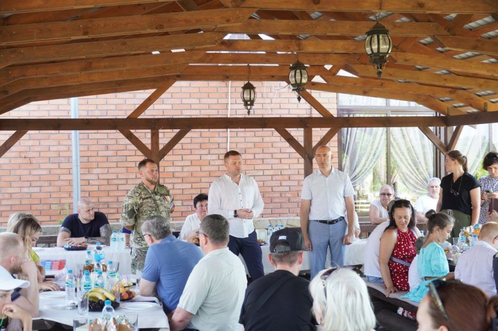 #своих_не_бросаем. Сегодня, в День семьи, любви и верности, на страусиной ферме прошёл праздник для детей и семей погибших... #своих_не_бросаем. Сегодня, в День семьи, любви и верности, на страусиной ферме прошёл праздник для детей и семей погибших...