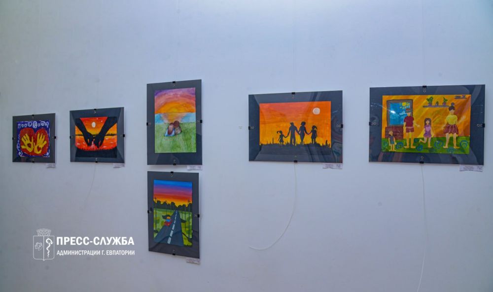 В Евпатории открылась выставка юных художников ко Дню семьи, любви и верности В Евпатории открылась выставка юных художников ко Дню семьи, любви и верности