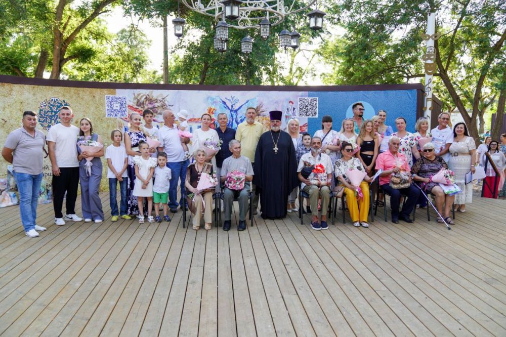 В Евпатории отметили День семьи, любви и верности В Евпатории отметили День семьи, любви и верности