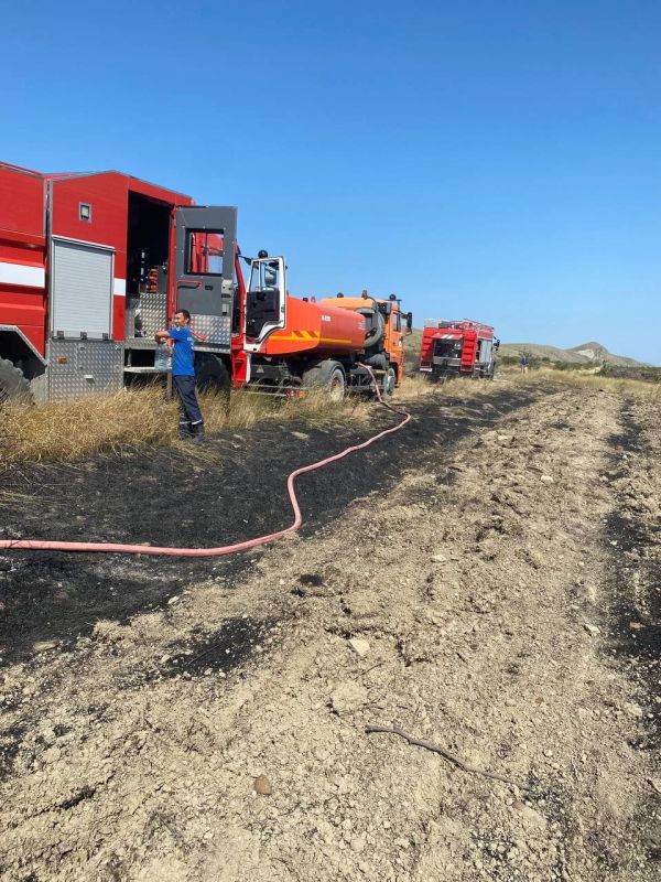 В сегодняшнем тушении горящего сухостоя в районе пгт Коктебель активное содействие МЧС оказывала дежурная пожарная команда МБУ «Городское благоустройство»: наши специалисты осуществляли подвоз воды и заправку пожарной техники В сегодняшнем тушении горящего сухостоя в районе пгт Коктебель активное содействие МЧС оказывала дежурная пожарная команда МБУ «Городское благоустройство»: наши специалисты осуществляли подвоз воды и заправку пожарной техники