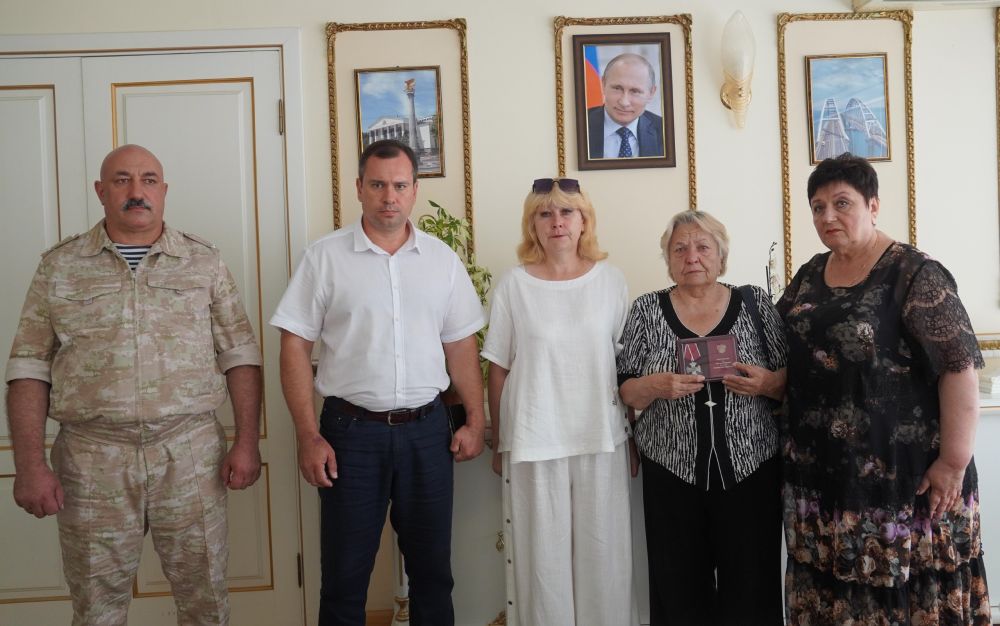 #память. Орден Мужества сегодня вручили родственникам погибшего в СВО керчанина Андрея ЛАПИНА. И. . лавы администрации Олег КАТОРГИН и глава муниципального образования Ольга СОЛОДИЛОВА встретились с матерью и супругой военнослужащего #память. Орден Мужества сегодня вручили родственникам погибшего в СВО керчанина Андрея ЛАПИНА. И. . лавы администрации Олег КАТОРГИН и глава муниципального образования Ольга СОЛОДИЛОВА встретились с матерью и супругой военнослужащего