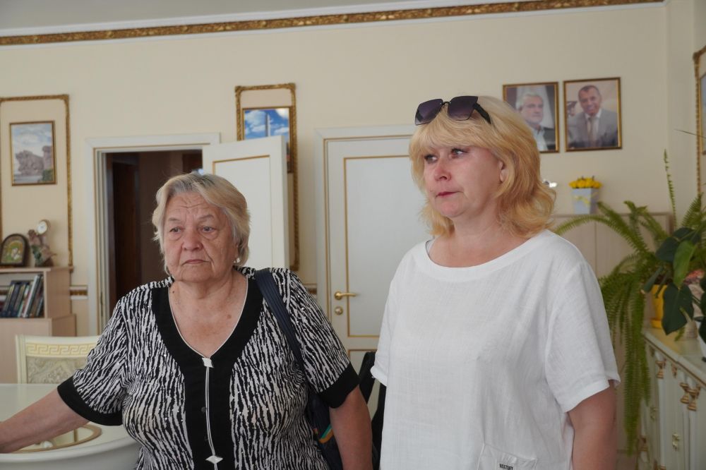 #память. Орден Мужества сегодня вручили родственникам погибшего в СВО керчанина Андрея ЛАПИНА. И. . лавы администрации Олег КАТОРГИН и глава муниципального образования Ольга СОЛОДИЛОВА встретились с матерью и супругой военнослужащего #память. Орден Мужества сегодня вручили родственникам погибшего в СВО керчанина Андрея ЛАПИНА. И. . лавы администрации Олег КАТОРГИН и глава муниципального образования Ольга СОЛОДИЛОВА встретились с матерью и супругой военнослужащего