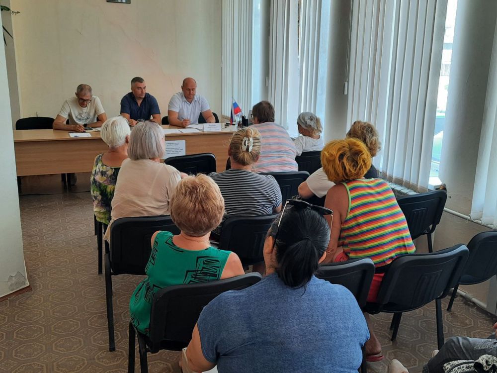 Иван Просоедов: По поручению главы администрации города Евпатории Александра Юрьева и как куратор поселка, встретился с председателями многоквартирных домов пгт Новоозерное Иван Просоедов: По поручению главы администрации города Евпатории Александра Юрьева и как куратор поселка, встретился с председателями многоквартирных домов пгт Новоозерное