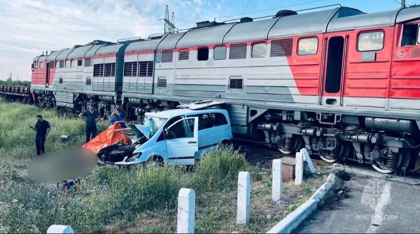 ДТП на трассе Москва-Симферополь, в результате которого погибли пять человек, произошло из-за столкновения маршрутки с грузовым поездом в районе села Новобогдановка ДТП на трассе Москва-Симферополь, в результате которого погибли пять человек, произошло из-за столкновения маршрутки с грузовым поездом в районе села Новобогдановка