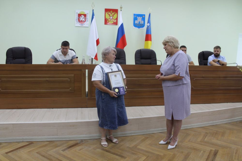 Галина Огнёва: В рамках празднования Дня семьи, любви и верности сегодня, в торжественной обстановке, во время аппаратного совещания поздравила супружеские пары Галина Огнёва: В рамках празднования Дня семьи, любви и верности сегодня, в торжественной обстановке, во время аппаратного совещания поздравила супружеские пары