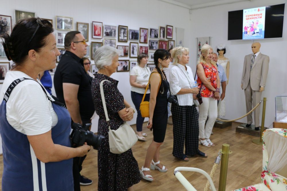 Семейные ценности. Выставка к Году семьи и Дню семьи, любви и верности Семейные ценности. Выставка к Году семьи и Дню семьи, любви и верности