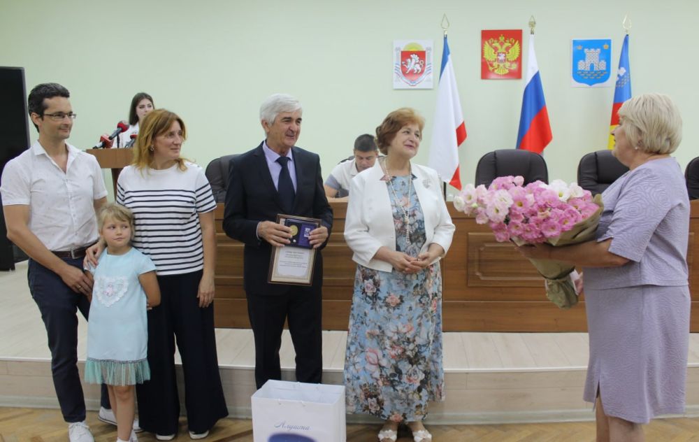 Галина Огнёва: В рамках празднования Дня семьи, любви и верности сегодня, в торжественной обстановке, во время аппаратного совещания поздравила супружеские пары Галина Огнёва: В рамках празднования Дня семьи, любви и верности сегодня, в торжественной обстановке, во время аппаратного совещания поздравила супружеские пары