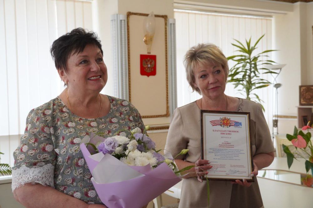 #Год_семьи. Семья керчан ВОЛКОВЫХ отмечает сапфировую свадьбу. Виталия Евгеньевича и Елену Степановну с юбилеем супружеской жизни поздравили глава муниципального образования Ольга СОЛОДИЛОВА и заместитель главы администрации Ирина ИВАНОВА #Год_семьи. Семья керчан ВОЛКОВЫХ отмечает сапфировую свадьбу. Виталия Евгеньевича и Елену Степановну с юбилеем супружеской жизни поздравили глава муниципального образования Ольга СОЛОДИЛОВА и заместитель главы администрации Ирина ИВАНОВА