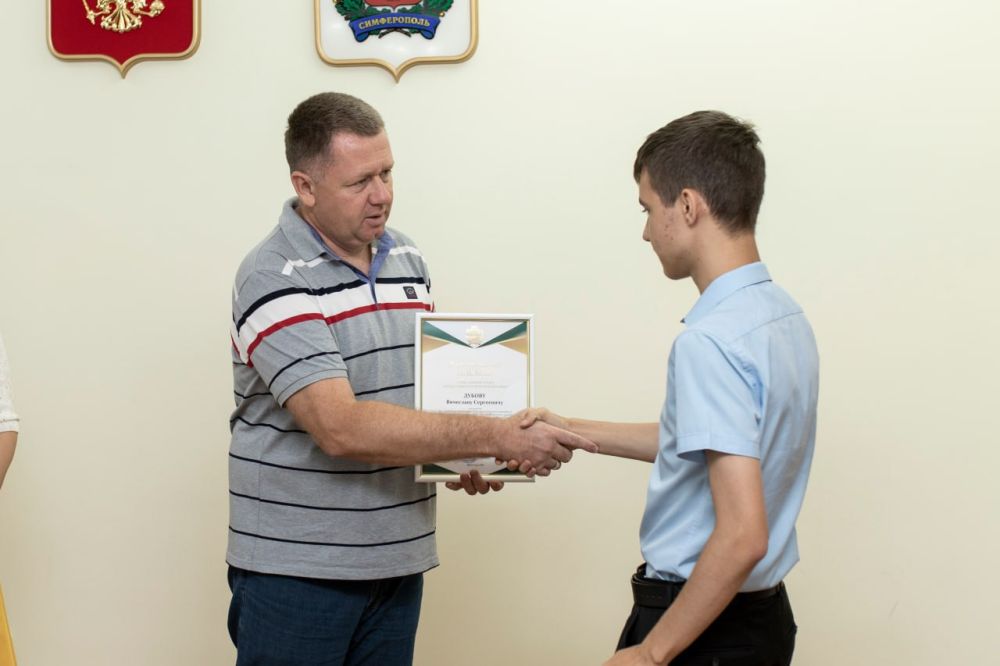 Михаил Афанасьев: В этом году 11 выпускников школ Симферополя получили наивысший результат - 100 баллов при сдаче ЕГЭ Михаил Афанасьев: В этом году 11 выпускников школ Симферополя получили наивысший результат - 100 баллов при сдаче ЕГЭ