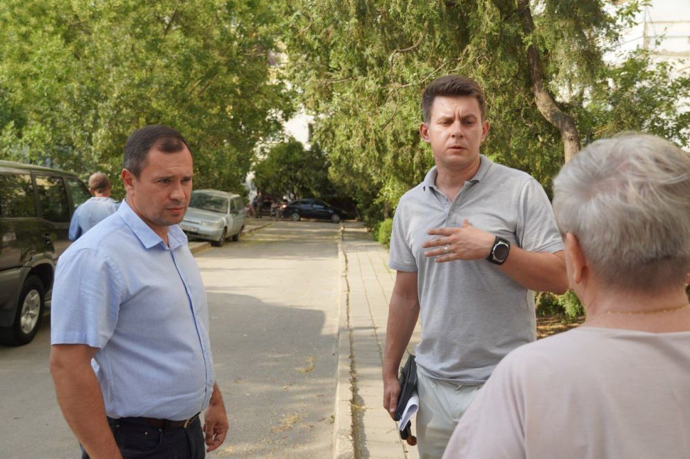 #в_диалоге_с_керчанами. Провел рабочую встречу с жителями дома № 1/1 по ул.Ворошилова. Обсудили с керчанами вопрос выбора управляющей компании. Им на общем собрании предстоит выбрать организацию, которая будет обслуживать их дом #в_диалоге_с_керчанами. Провел рабочую встречу с жителями дома № 1/1 по ул.Ворошилова. Обсудили с керчанами вопрос выбора управляющей компании. Им на общем собрании предстоит выбрать организацию, которая будет обслуживать их дом
