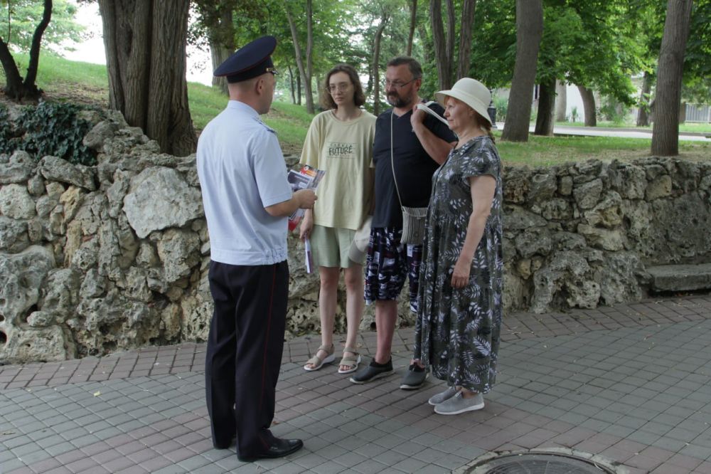 Севастопольские полицейские продолжают разъяснять гражданам как не стать жертвой дистанционных мошенников Севастопольские полицейские продолжают разъяснять гражданам как не стать жертвой дистанционных мошенников