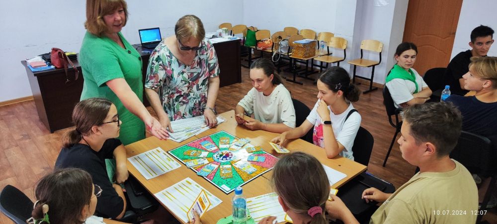 В рамках специальной лагерной смены «Школа у моря» для ребят провели игры «С Финансами на «ТЫ» и финансовый брейн-ринг В рамках специальной лагерной смены «Школа у моря» для ребят провели игры «С Финансами на «ТЫ» и финансовый брейн-ринг