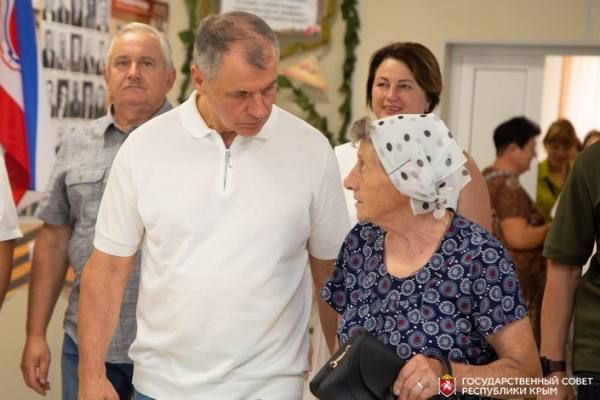 Председатель Государственного Совета Республики Крым Владимир Константинов, находясь с рабочей поездкой в Красногвардейском... Председатель Государственного Совета Республики Крым Владимир Константинов, находясь с рабочей поездкой в Красногвардейском...