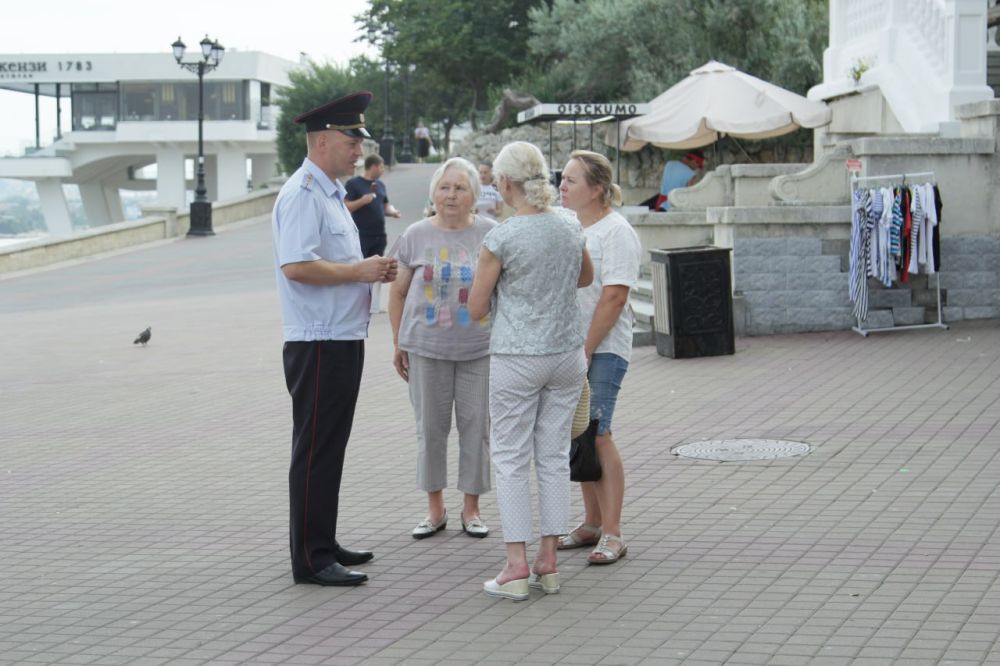 Севастопольские полицейские продолжают разъяснять гражданам как не стать жертвой дистанционных мошенников Севастопольские полицейские продолжают разъяснять гражданам как не стать жертвой дистанционных мошенников