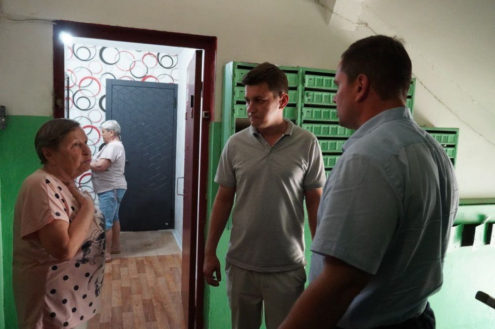 #в_диалоге_с_керчанами. Провел рабочую встречу с жителями дома № 1/1 по ул.Ворошилова. Обсудили с керчанами вопрос выбора управляющей компании. Им на общем собрании предстоит выбрать организацию, которая будет обслуживать их дом #в_диалоге_с_керчанами. Провел рабочую встречу с жителями дома № 1/1 по ул.Ворошилова. Обсудили с керчанами вопрос выбора управляющей компании. Им на общем собрании предстоит выбрать организацию, которая будет обслуживать их дом