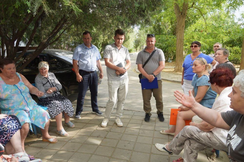 #в_диалоге_с_керчанами. Провел рабочую встречу с жителями дома № 1/1 по ул.Ворошилова. Обсудили с керчанами вопрос выбора управляющей компании. Им на общем собрании предстоит выбрать организацию, которая будет обслуживать их дом #в_диалоге_с_керчанами. Провел рабочую встречу с жителями дома № 1/1 по ул.Ворошилова. Обсудили с керчанами вопрос выбора управляющей компании. Им на общем собрании предстоит выбрать организацию, которая будет обслуживать их дом