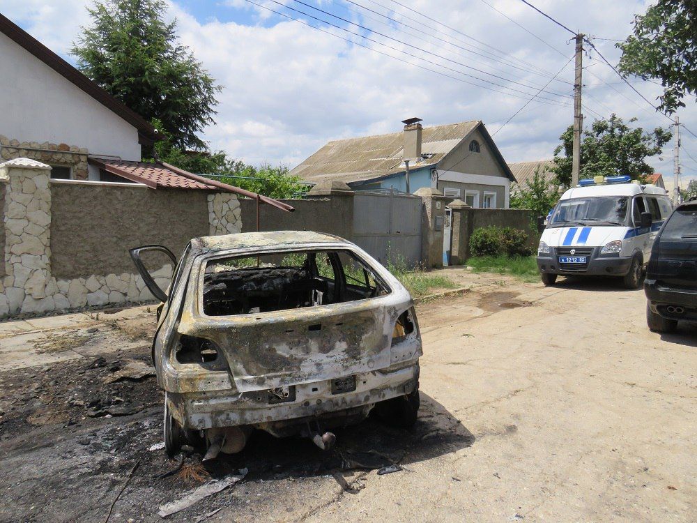 В г. аки сотрудники патрульно-постовой службы по горячим следам задержали подозреваемого в поджоге автомобиля В г. аки сотрудники патрульно-постовой службы по горячим следам задержали подозреваемого в поджоге автомобиля