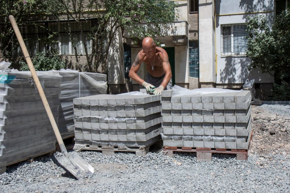 В крымской столице продолжается ремонт междворовых проездов В крымской столице продолжается ремонт междворовых проездов