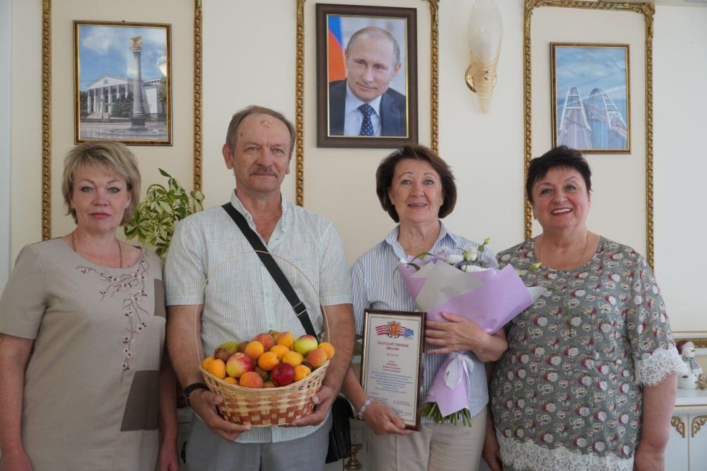 #Год_семьи. Семья керчан ВОЛКОВЫХ отмечает сапфировую свадьбу. Виталия Евгеньевича и Елену Степановну с юбилеем супружеской жизни поздравили глава муниципального образования Ольга СОЛОДИЛОВА и заместитель главы администрации Ирина ИВАНОВА #Год_семьи. Семья керчан ВОЛКОВЫХ отмечает сапфировую свадьбу. Виталия Евгеньевича и Елену Степановну с юбилеем супружеской жизни поздравили глава муниципального образования Ольга СОЛОДИЛОВА и заместитель главы администрации Ирина ИВАНОВА