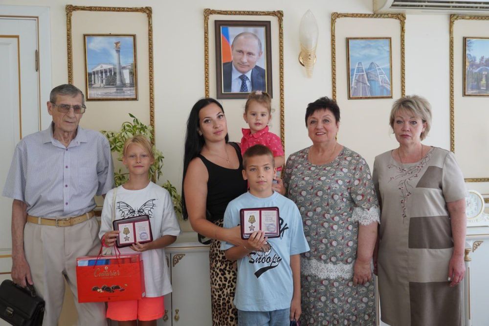 #своих_не_бросаем. Медали и удостоверения общественного признания "Дети героев" власти Керчи вручили сегодня юным керчанам – детям бойцов, погибших в ходе СВО #своих_не_бросаем. Медали и удостоверения общественного признания "Дети героев" власти Керчи вручили сегодня юным керчанам – детям бойцов, погибших в ходе СВО