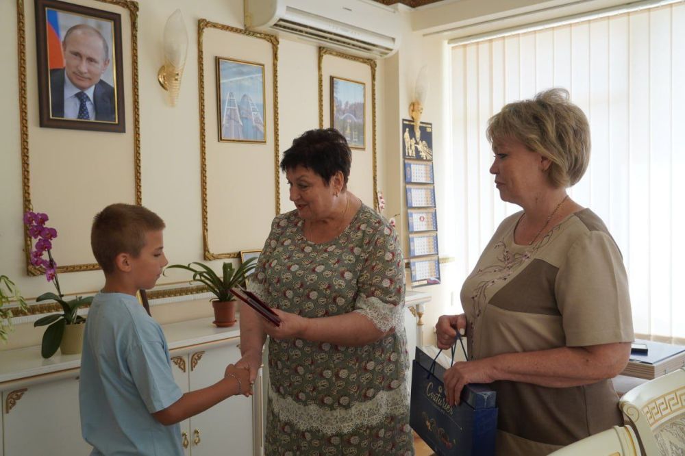 #своих_не_бросаем. Медали и удостоверения общественного признания "Дети героев" власти Керчи вручили сегодня юным керчанам – детям бойцов, погибших в ходе СВО #своих_не_бросаем. Медали и удостоверения общественного признания "Дети героев" власти Керчи вручили сегодня юным керчанам – детям бойцов, погибших в ходе СВО