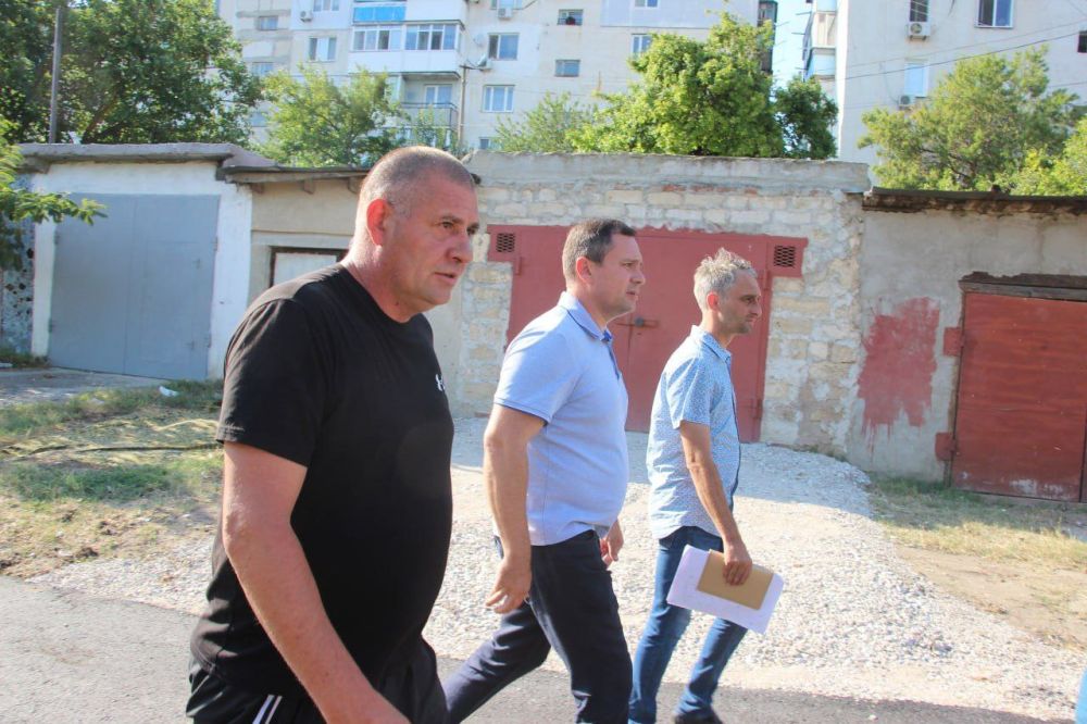 #в_диалоге_с_керчанами. Провел встречу с жителями в районе ул.Колхозной. Собрались жильцы домов № 61, 63. акже вышел... #в_диалоге_с_керчанами. Провел встречу с жителями в районе ул.Колхозной. Собрались жильцы домов № 61, 63. акже вышел...