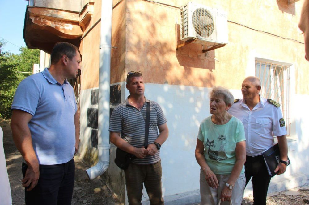#в_диалоге_с_керчанами. Провел встречу с жителями в районе ул.Колхозной. Собрались жильцы домов № 61, 63. акже вышел... #в_диалоге_с_керчанами. Провел встречу с жителями в районе ул.Колхозной. Собрались жильцы домов № 61, 63. акже вышел...