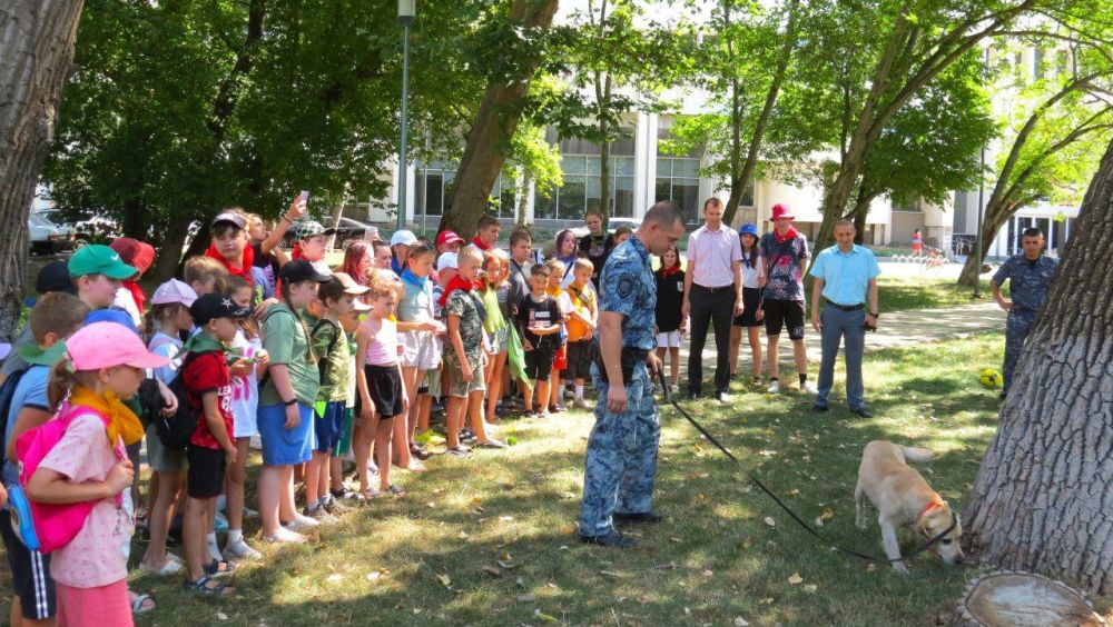 В Симферополе общественники и транспортные полицейские Крыма провели профилактическую встречу с детьми В Симферополе общественники и транспортные полицейские Крыма провели профилактическую встречу с детьми