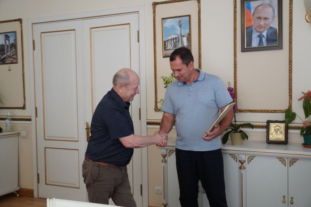 #с_праздником. В канун Дня рыбака сотрудников керченских предприятий и ветеранов рыбохозяйственной отрасли Керчи поздравили власти города #с_праздником. В канун Дня рыбака сотрудников керченских предприятий и ветеранов рыбохозяйственной отрасли Керчи поздравили власти города