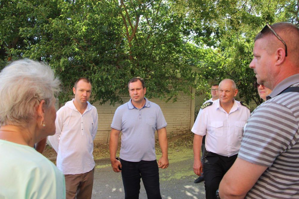 #в_диалоге_с_керчанами. Провел встречу с жителями в районе ул.Колхозной. Собрались жильцы домов № 61, 63. акже вышел... #в_диалоге_с_керчанами. Провел встречу с жителями в районе ул.Колхозной. Собрались жильцы домов № 61, 63. акже вышел...