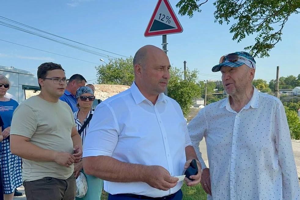 Владимир Немцев: Встретился с жителями дома №15 на улице Руднева, чтобы обсудить вопросы безопасности дорожного движения на пересечении улиц Руднева и Харьковской Владимир Немцев: Встретился с жителями дома №15 на улице Руднева, чтобы обсудить вопросы безопасности дорожного движения на пересечении улиц Руднева и Харьковской