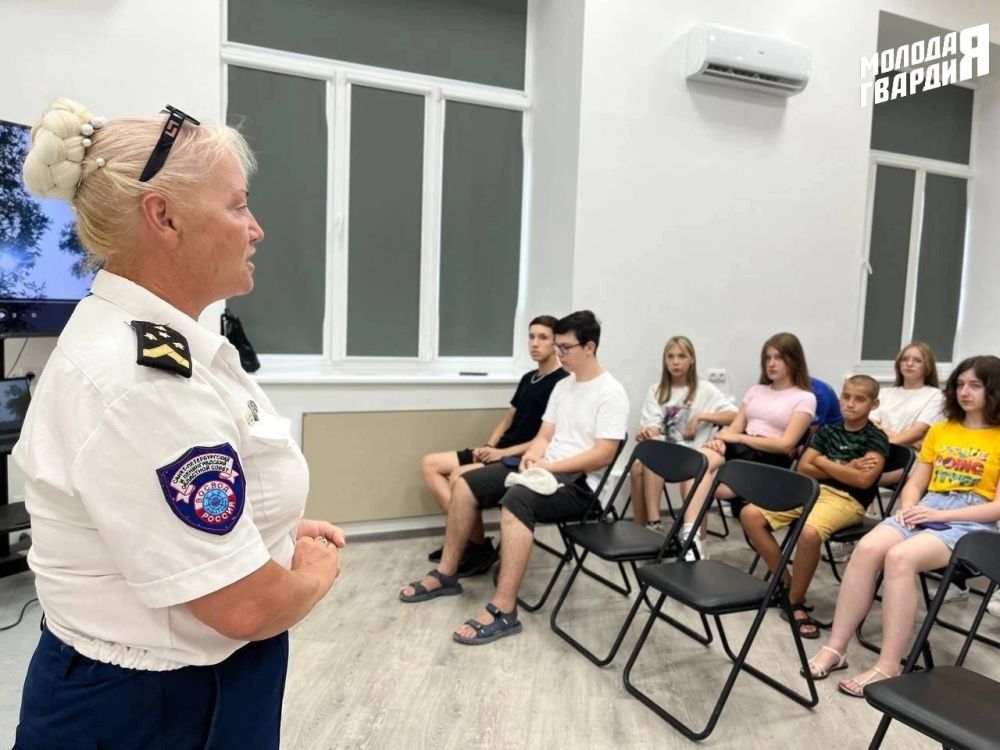 Активисты «Молодой Гвардии» Евпатории провели тренинг от специалистов Всероссийского общества обеспечения спасения на воде Активисты «Молодой Гвардии» Евпатории провели тренинг от специалистов Всероссийского общества обеспечения спасения на воде