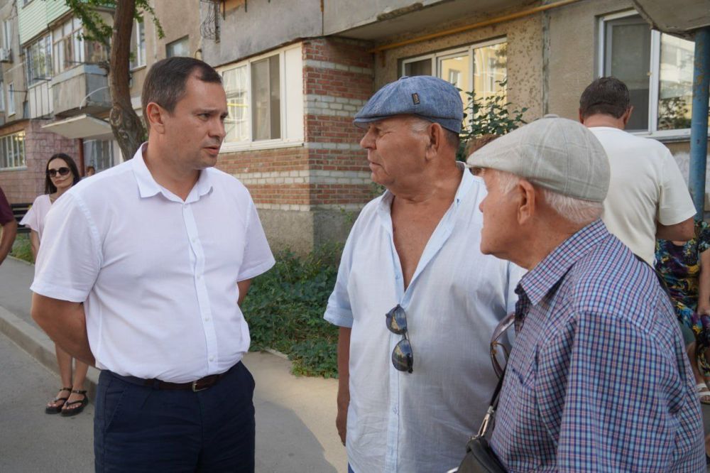 #в_диалоге_с_керчанами. Провел рабочую встречу с жителями дома №38 по ул.Еременко. В присутствии представителей управляющей... #в_диалоге_с_керчанами. Провел рабочую встречу с жителями дома №38 по ул.Еременко. В присутствии представителей управляющей...