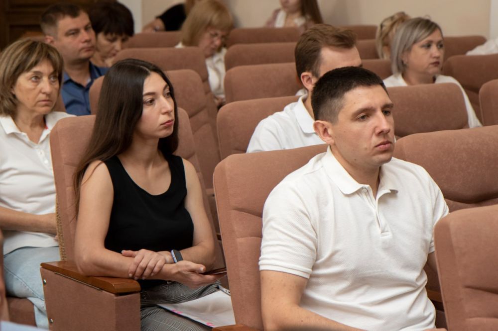 В Симферополе состоялось оперативно-хозяйственное совещание, в ходе которого руководители структурных подразделений отчитались о проделанной работе В Симферополе состоялось оперативно-хозяйственное совещание, в ходе которого руководители структурных подразделений отчитались о проделанной работе