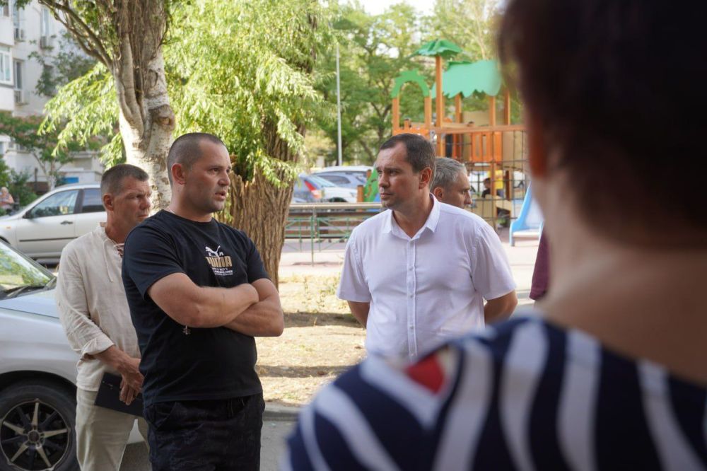 #в_диалоге_с_керчанами. Провел рабочую встречу с жителями дома №38 по ул.Еременко. В присутствии представителей управляющей... #в_диалоге_с_керчанами. Провел рабочую встречу с жителями дома №38 по ул.Еременко. В присутствии представителей управляющей...