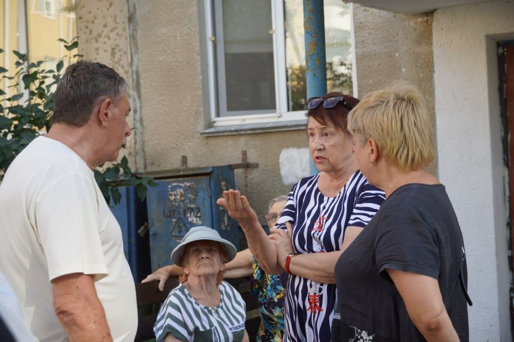 #в_диалоге_с_керчанами. Провел рабочую встречу с жителями дома №38 по ул.Еременко. В присутствии представителей управляющей... #в_диалоге_с_керчанами. Провел рабочую встречу с жителями дома №38 по ул.Еременко. В присутствии представителей управляющей...