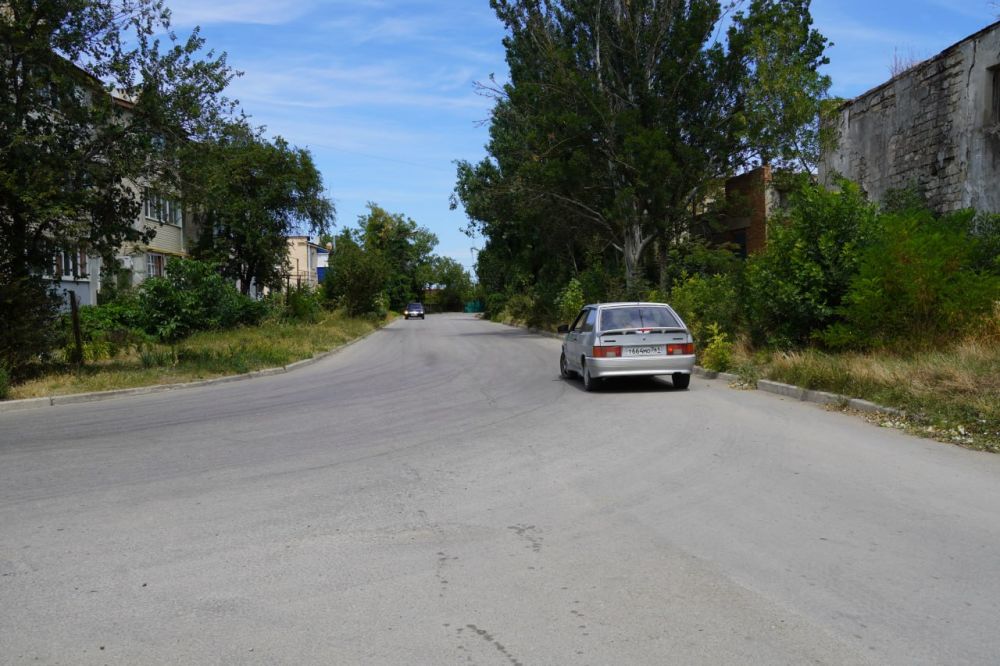 #жкх. Восстановление верхнего слоя асфальта на тротуарах города. В эти дни продолжается работа на объектах. Вместе с... #жкх. Восстановление верхнего слоя асфальта на тротуарах города. В эти дни продолжается работа на объектах. Вместе с...