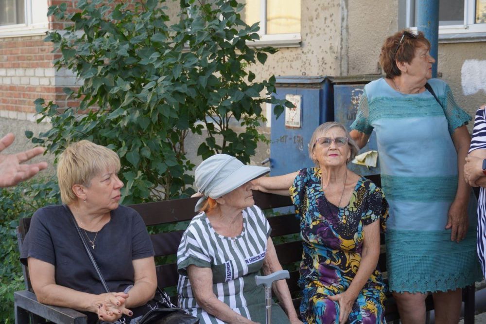 #в_диалоге_с_керчанами. Провел рабочую встречу с жителями дома №38 по ул.Еременко. В присутствии представителей управляющей... #в_диалоге_с_керчанами. Провел рабочую встречу с жителями дома №38 по ул.Еременко. В присутствии представителей управляющей...