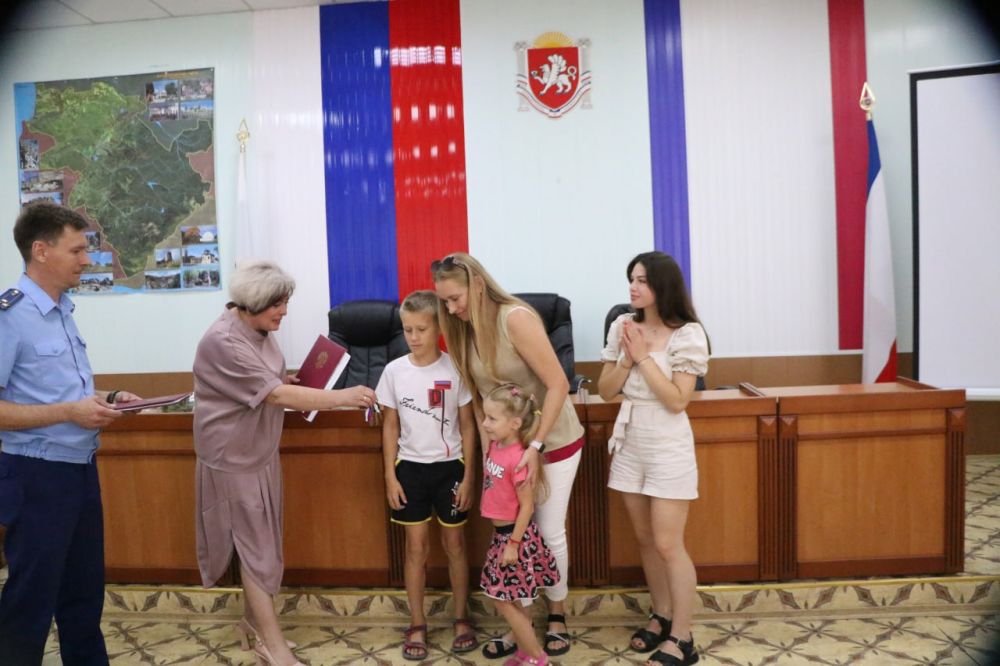 В администрации Бахчисарайского района состоялось торжественное вручение ключей от квартир жителям района из числа детей-сирот, лишенных попечения родителей В администрации Бахчисарайского района состоялось торжественное вручение ключей от квартир жителям района из числа детей-сирот, лишенных попечения родителей