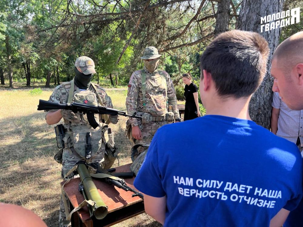 Активисты «Молодой Гвардии» Республики Крым провели мастер-классы для молодежи совместно с ветеранами СВО Активисты «Молодой Гвардии» Республики Крым провели мастер-классы для молодежи совместно с ветеранами СВО