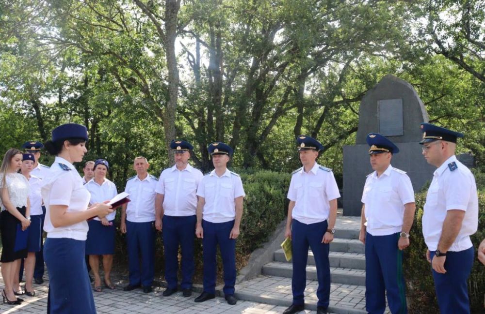 Молодые специалисты прокуратуры Крыма приняли Присягу прокурора Молодые специалисты прокуратуры Крыма приняли Присягу прокурора