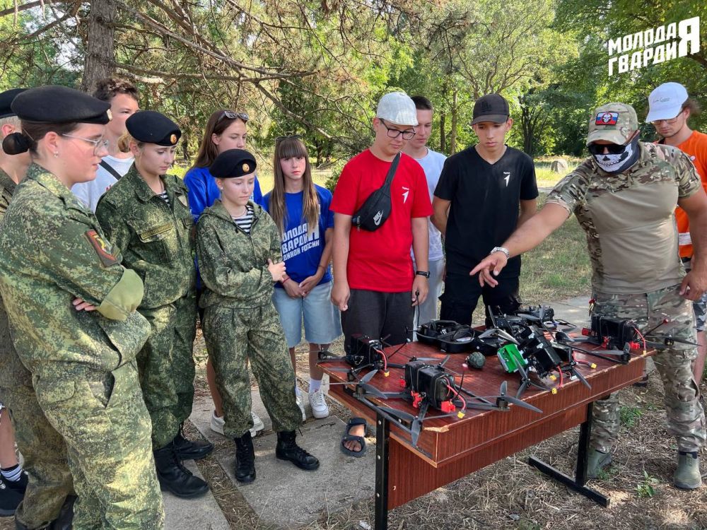 Активисты «Молодой Гвардии» Республики Крым провели мастер-классы для молодежи совместно с ветеранами СВО Активисты «Молодой Гвардии» Республики Крым провели мастер-классы для молодежи совместно с ветеранами СВО