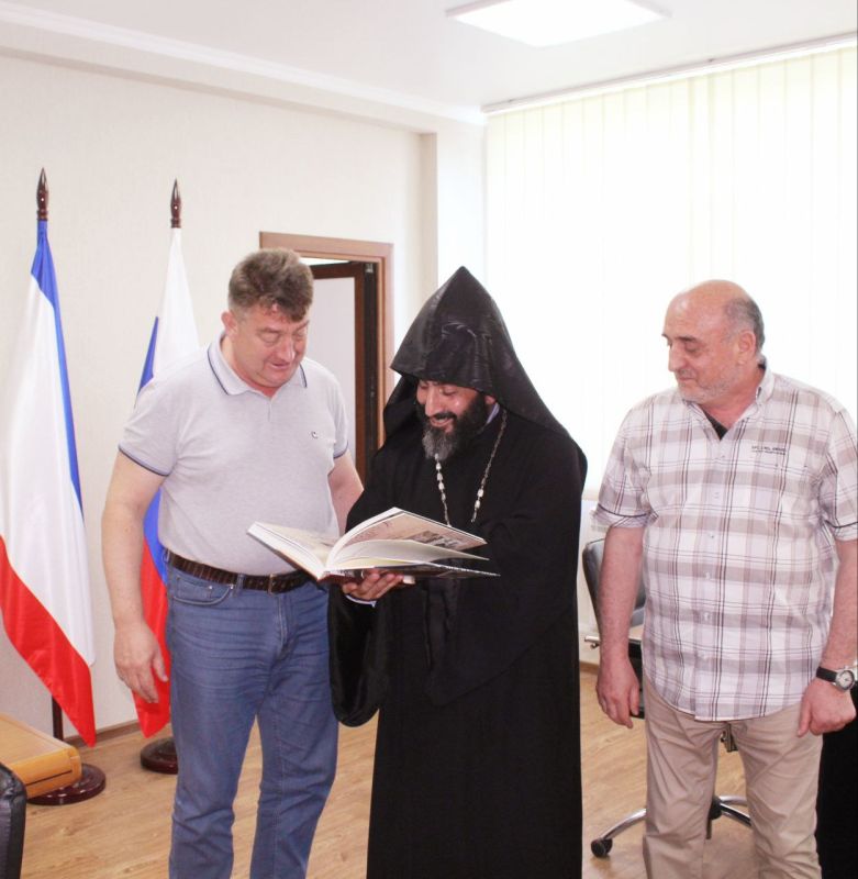 В Государственном комитете по делам межнациональных отношений Республики Крым состоялась встреча председателя Айдера Типпа с настоятелем монастыря Сурб Хач Архимандритом Тароном Гуликяном В Государственном комитете по делам межнациональных отношений Республики Крым состоялась встреча председателя Айдера Типпа с настоятелем монастыря Сурб Хач Архимандритом Тароном Гуликяном