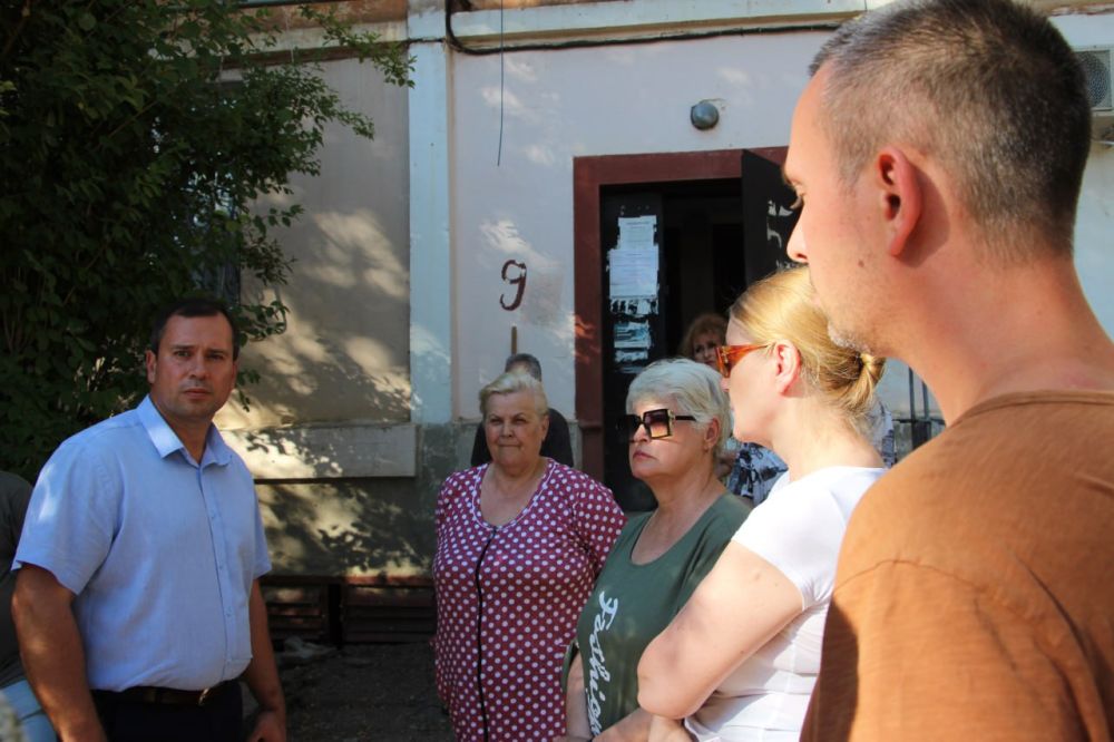 #в_диалоге_с_керчанами. Выездную встречу с жителями провел сегодня во дворе дома №9 по ул. Цибизова. В собрании приняли... #в_диалоге_с_керчанами. Выездную встречу с жителями провел сегодня во дворе дома №9 по ул. Цибизова. В собрании приняли...